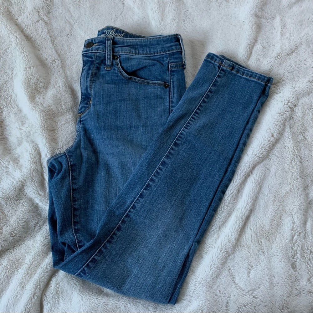 Universal thread medium wash skinny jeans